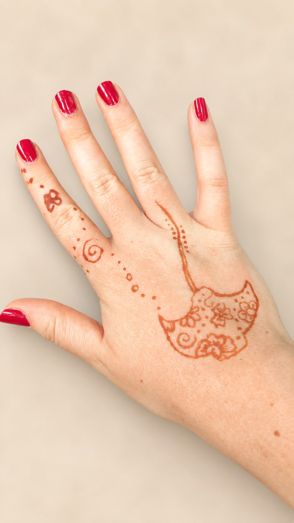 Stingray henna design in warm developed next-day colour